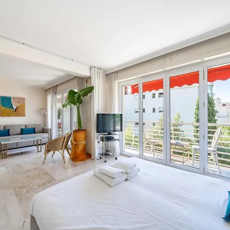 2 Bedroom Close To The Center Of *