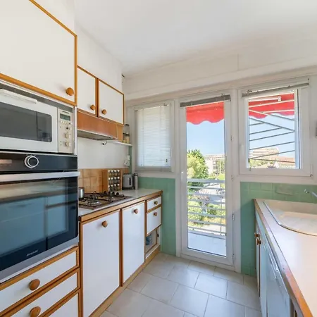 2 Bedroom Close To The Center Of *